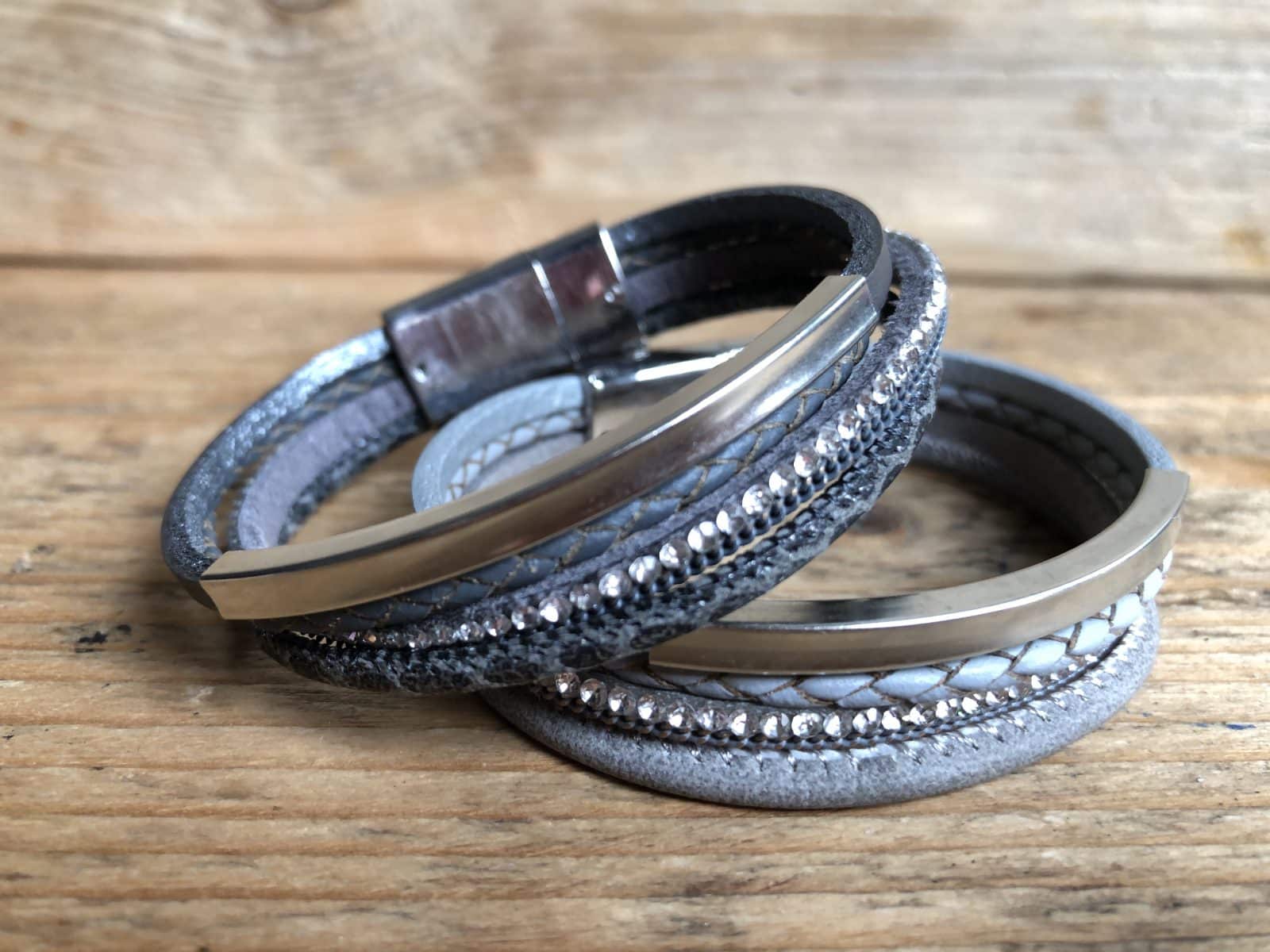 Elk jaar Bevoorrecht noot Stoere grijze armband met Zilver kleurig buisje | Stars&Joy Groningen